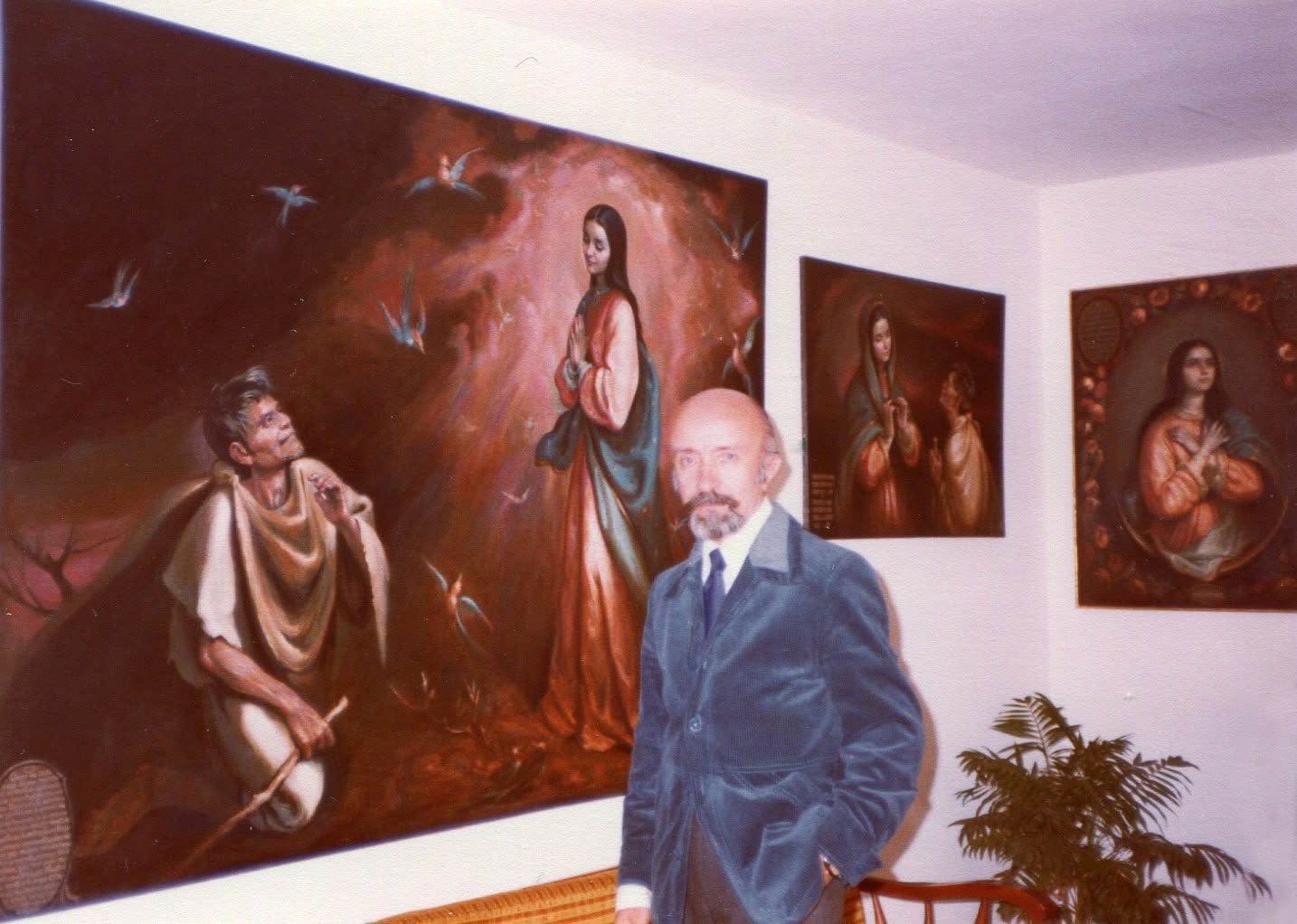Jorge Sánchez Hernández en su estudio, frente a la serie Nican Mopohua