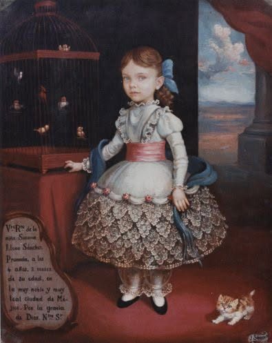 Niña de pie con vestido blanco de encaje y faja rosa, con una jaula de pájaros al fondo y un gatito en el suelo