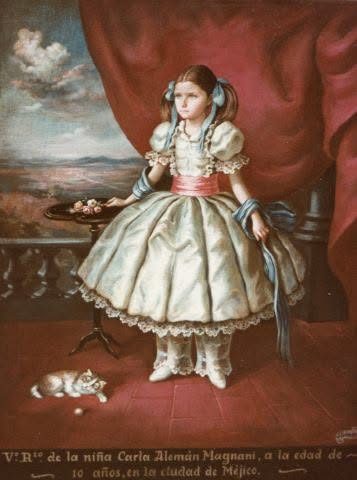 Niña con vestido blanco y faja rosa sosteniendo una bandeja, con un gatito jugando en el suelo
