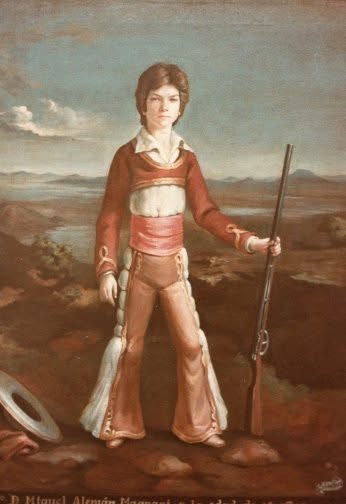 Niño con chaqueta roja y pantalón claro, de pie con una escopeta al costado y el sombrero en la mano