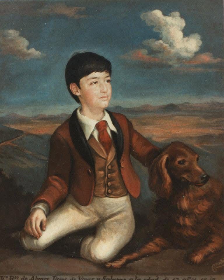 Niño de rodillas con chaqueta granate junto a un perro de caza, sobre un cielo abierto con nubes
